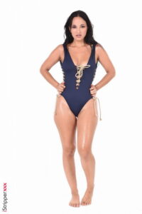 Claudia Bavel in sexy bikini